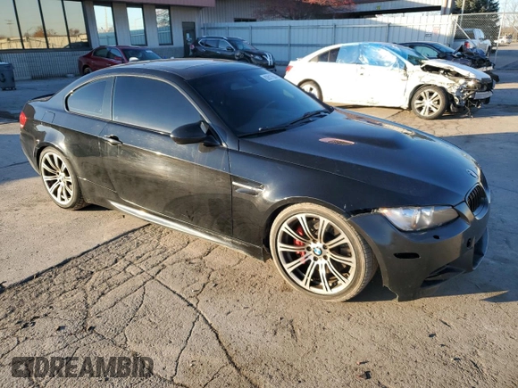 2010 BMW M3 z VIN WBSWD9C59AP363375, wystawiony jako Copart lot #82817564 z przebiegiem 130 714 mil mil oraz Czysty tytuł • Clean title. Historia ofert i sprzedaży dostępna na DreamBid. Obrazek 4.