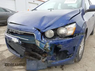 2012 Chevrolet Sonic LS z VIN 1G1JA5SH6C4199806, wystawiony jako IAAI lot #41454660 z przebiegiem 124 691 mil mil oraz . Historia ofert i sprzedaży dostępna na DreamBid. Obrazek 6.