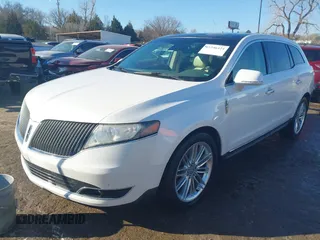 2014 Lincoln MKT EcoBoost z VIN 2LMHJ5AT9EBL52165, wystawiony jako IAAI lot #41246424 z przebiegiem 154 332 mil mil oraz . Historia ofert i sprzedaży dostępna na DreamBid. Obrazek 18.