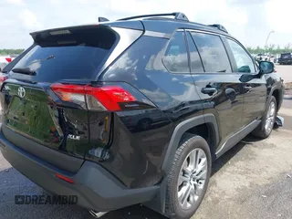 2024 Toyota RAV4 XLE Premium z VIN 2T3C1RFV6RW326346, wystawiony jako IAAI lot #42095364 z przebiegiem 4 610 mil mil oraz . Historia ofert i sprzedaży dostępna na DreamBid. Obrazek 4.