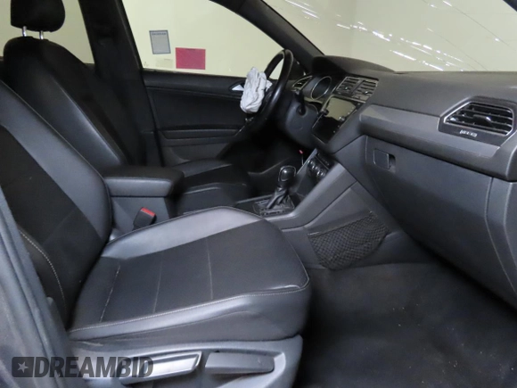 2020 Volkswagen Tiguan SE z VIN 3VV3B7AXXLM154326, wystawiony jako Copart lot #59328395 z przebiegiem 62 793 mil mil oraz Czysty tytuł • Clean title. Historia ofert i sprzedaży dostępna na DreamBid. Obrazek 5.