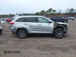 2019 Toyota Highlander SE z VIN 5TDJZRFH8KS727883, wystawiony jako IAAI lot #41882956 z przebiegiem 56 043 mil mil oraz . Historia ofert i sprzedaży dostępna na DreamBid. Obrazek 13.