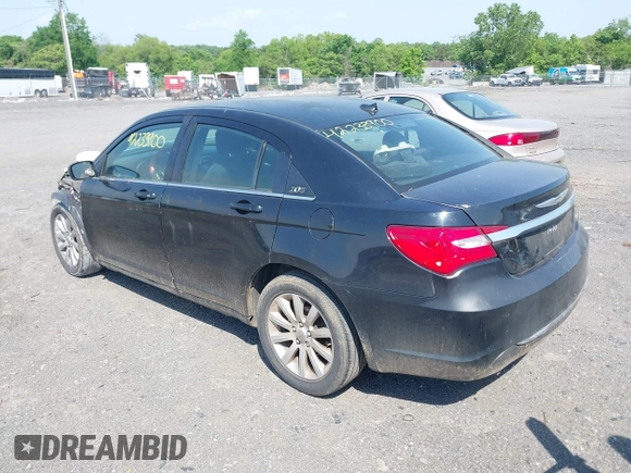 2014 Chrysler 200 Touring z VIN 1C3CCBBG7EN114229, wystawiony jako IAAI lot #42233900 z przebiegiem 194 314 mil mil oraz . Historia ofert i sprzedaży dostępna na DreamBid. Obrazek 3.