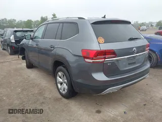 2018 Volkswagen Atlas SE z VIN 1V2KR2CAXJC517240, wystawiony jako IAAI lot #42361370 z przebiegiem 129 546 mil mil oraz . Historia ofert i sprzedaży dostępna na DreamBid. Obrazek 3.