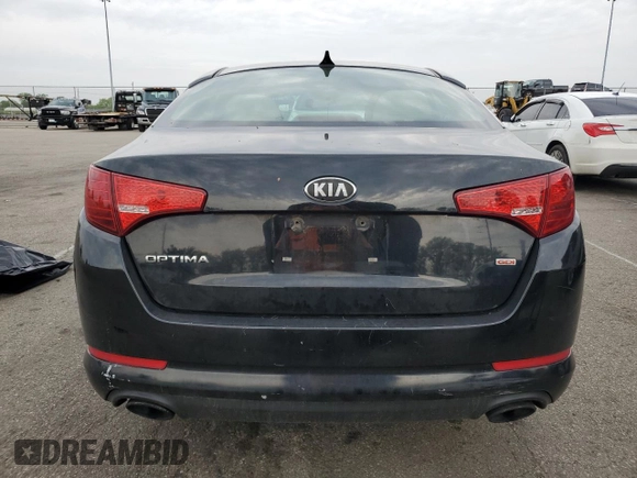 2013 Kia Optima LX z VIN 5XXGM4A73DG236538, wystawiony jako Copart lot #54799965 z przebiegiem 176 640 mil mil oraz Szkoda całkowita • Salvage title. Historia ofert i sprzedaży dostępna na DreamBid. Obrazek 6.