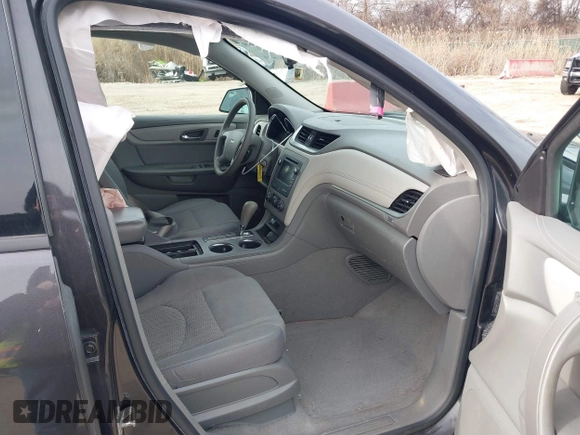 2017 Chevrolet Traverse LS z VIN 1GNKVFKD4HJ142765, wystawiony jako IAAI lot #41630040 z przebiegiem 82 986 mil mil oraz . Historia ofert i sprzedaży dostępna na DreamBid. Obrazek 5.