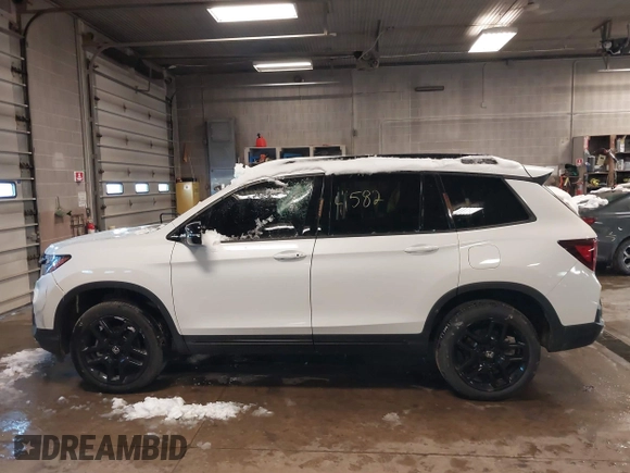 2025 Honda Passport Black Edition z VIN 5FNYF8H84SB003594, wystawiony jako IAAI lot #41582469 z przebiegiem Nie podano mil oraz . Historia ofert i sprzedaży dostępna na DreamBid. Obrazek 13.