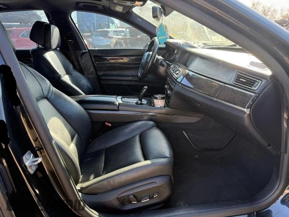 2013 BMW 7 Series 750i with VIN WBAYA8C5XDC996785, listed as a Copart auction lot 48892145 with 134,427 mi miles and Clean Title. Bid and sale history available at DreamBid. Image 5.