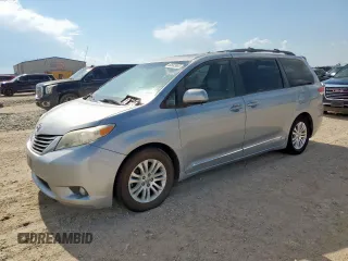 2012 Toyota Sienna XLE AAS z VIN 5TDYK3DC5CS262097, wystawiony jako Copart lot #60682995 z przebiegiem 227 361 mil mil oraz Czysty tytuł • Clean title. Historia ofert i sprzedaży dostępna na DreamBid. Obrazek 1.