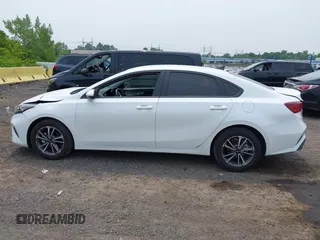 2024 Kia Forte LXS z VIN 3KPF24AD8RE742602, wystawiony jako IAAI lot #42473045 z przebiegiem 8 775 mil mil oraz . Historia ofert i sprzedaży dostępna na DreamBid. Obrazek 14.
