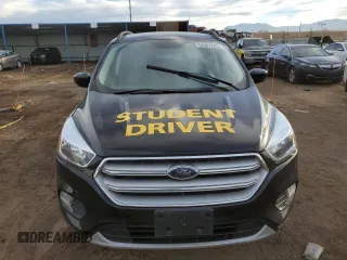 2018 Ford Escape SE z VIN 1FMCU9GDXJUD21466, wystawiony jako Copart lot #46266395 z przebiegiem Nie podano mil oraz Szkoda całkowita • Salvage title. Historia ofert i sprzedaży dostępna na DreamBid. Obrazek 5.