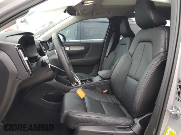2023 Volvo XC40 Ultimate Dark Theme z VIN YV4L12UX2P2098537, wystawiony jako Copart lot #82546974 z przebiegiem 5 477 mil mil oraz Szkoda całkowita • Salvage title. Historia ofert i sprzedaży dostępna na DreamBid. Obrazek 7.