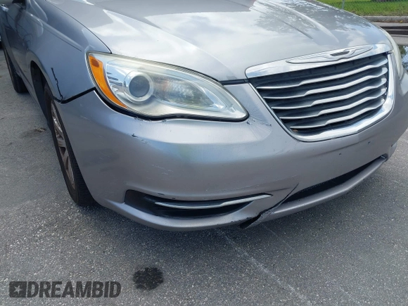 2014 Chrysler 200 Touring z VIN 1C3CCBBG3EN115295, wystawiony jako IAAI lot #42016271 z przebiegiem 201 749 mil mil oraz . Historia ofert i sprzedaży dostępna na DreamBid. Obrazek 12.