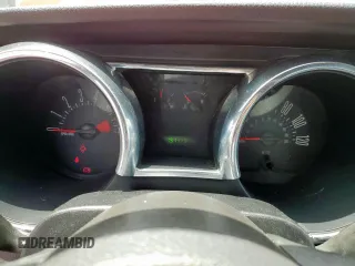 2005 Ford Mustang Deluxe z VIN 1ZVFT80N955154676, wystawiony jako Copart lot #61267825 z przebiegiem 191 439 mil mil oraz Czysty tytuł • Clean title. Historia ofert i sprzedaży dostępna na DreamBid. Obrazek 9.