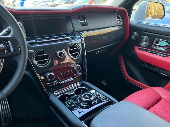 2022 Rolls-Royce Cullinan Black Badge z VIN SLATV8C02NU2121XX, wystawiony jako Copart lot #49549395 z przebiegiem 5 245 mil mil oraz Czysty tytuł • Clean title. Historia ofert i sprzedaży dostępna na DreamBid. Obrazek 9.
