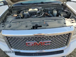2015 GMC Sierra 3500HD Denali z VIN 1GT424E81FF659731, wystawiony jako Copart lot #83586924 z przebiegiem 182 534 mil mil oraz Szkoda całkowita • Salvage title. Historia ofert i sprzedaży dostępna na DreamBid. Obrazek 13.