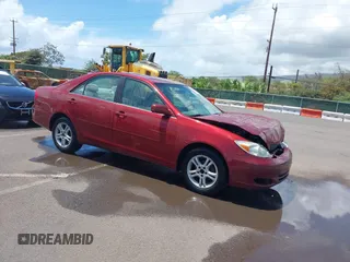 2002 Toyota Camry LE z VIN JTDBE32K020135296, wystawiony jako IAAI lot #42095923 z przebiegiem 54 970 mil mil oraz . Historia ofert i sprzedaży dostępna na DreamBid. Obrazek 1.