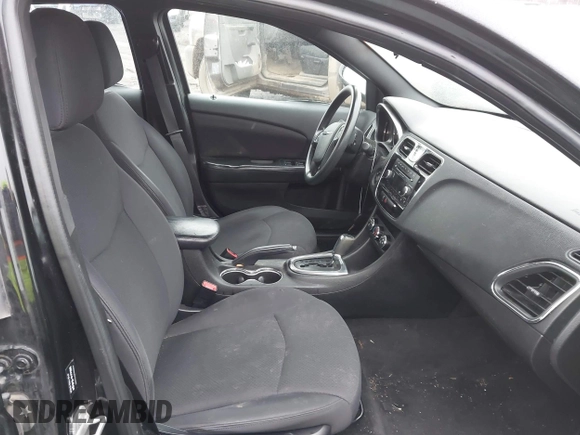 2014 Chrysler 200 LX z VIN 1C3CCBAB0EN146350, wystawiony jako IAAI lot #41527142 z przebiegiem 134 412 mil mil oraz . Historia ofert i sprzedaży dostępna na DreamBid. Obrazek 5.