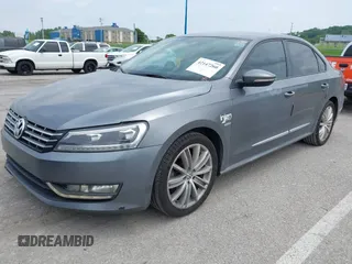 2012 Volkswagen Passat S z VIN 1VWAP7A39CC074390, wystawiony jako IAAI lot #42147260 z przebiegiem 114 996 mil mil oraz . Historia ofert i sprzedaży dostępna na DreamBid. Obrazek 2.