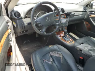 2005 Mercedes-Benz CLK 320 z VIN WDBTK65G75T054495, wystawiony jako Copart lot #56120585 z przebiegiem 130 029 mil mil oraz Szkody całkowita. Historia ofert i sprzedaży dostępna na DreamBid. Obrazek 8.