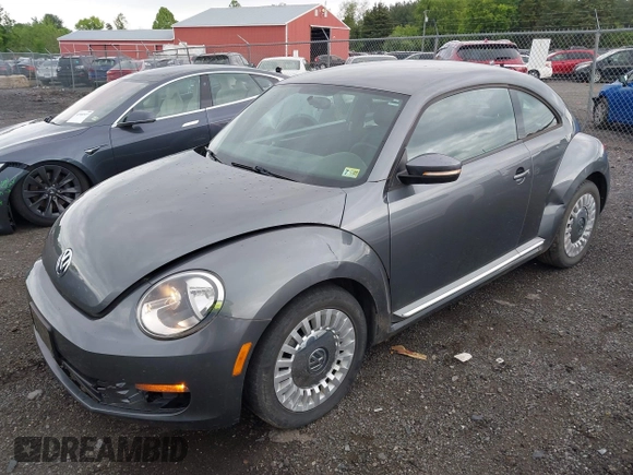 2014 Volkswagen Beetle 1.8T z VIN 3VWJ17AT4EM640278, wystawiony jako IAAI lot #42198194 z przebiegiem 136 096 mil mil oraz . Historia ofert i sprzedaży dostępna na DreamBid. Obrazek 2.