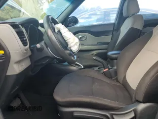 2019 Kia Soul z VIN KNDJN2A26K7025643, wystawiony jako Copart lot #68259123 z przebiegiem Nie podano mil oraz Szkoda całkowita • Salvage title. Historia ofert i sprzedaży dostępna na DreamBid. Obrazek 7.