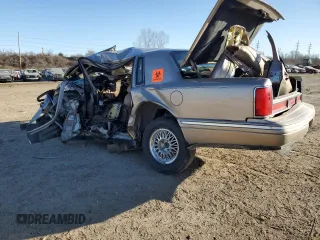 1997 Lincoln Town Car Signature z VIN 1LNLM82W5VY758132, wystawiony jako Copart lot #42643405 z przebiegiem Nie podano mil oraz Szkoda całkowita • Salvage title. Historia ofert i sprzedaży dostępna na DreamBid. Obrazek 2.