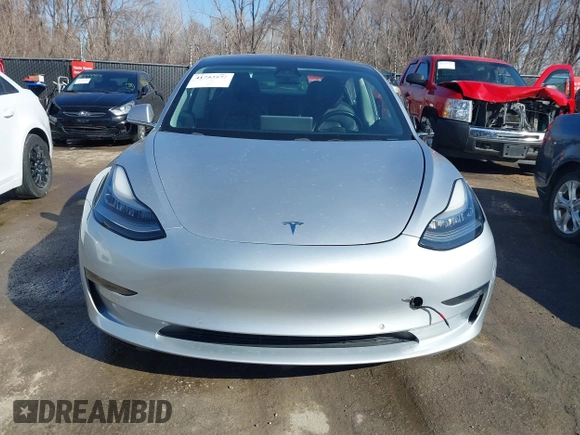 2018 Tesla Model 3 Long Range Battery z VIN 5YJ3E1EB3JF117007, wystawiony jako IAAI lot #41753572 z przebiegiem 82 444 mil mil oraz . Historia ofert i sprzedaży dostępna na DreamBid. Obrazek 12.