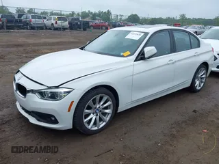 2018 BMW 3 Series 320i xDrive z VIN WBA8E5G5XJNU47665, wystawiony jako IAAI lot #42332838 z przebiegiem 97 821 mil mil oraz . Historia ofert i sprzedaży dostępna na DreamBid. Obrazek 17.
