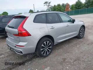 2024 Volvo XC60 Plus Dark Theme z VIN YV4L12RL5R1885058, wystawiony jako IAAI lot #42167034 z przebiegiem 25 886 mil mil oraz . Historia ofert i sprzedaży dostępna na DreamBid. Obrazek 4.