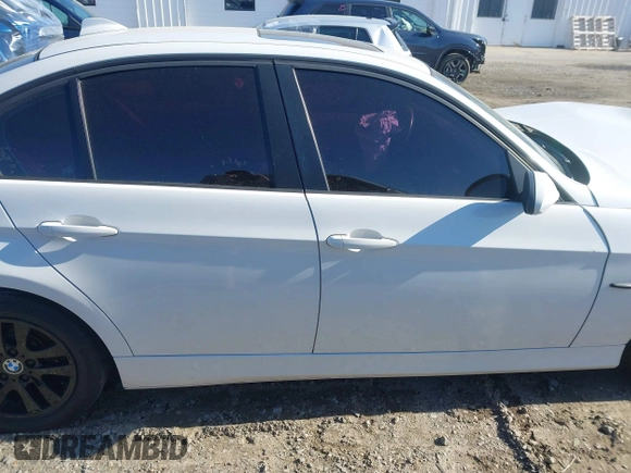 2007 BMW 3 Series 328i with VIN WBAVA33567KX73725, listed as a IAAI auction lot 41985667 with 113,491 mi miles. Bid and sale history available at carsss.com. Image 13.