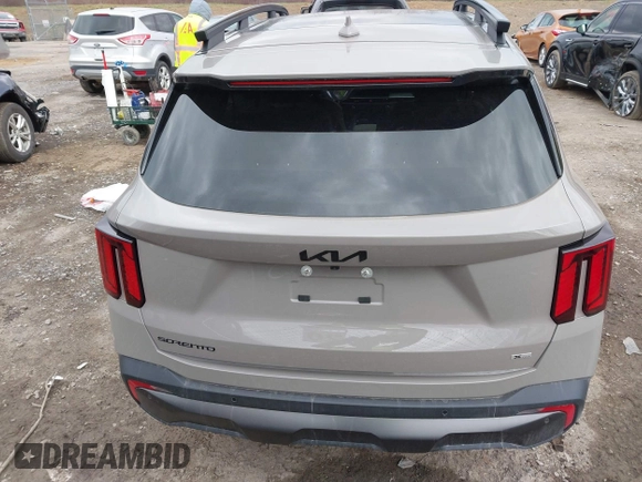 2025 Kia Sorento X-Line SX Prestige z VIN 5XYRKDJF9SG329417, wystawiony jako IAAI lot #41860763 z przebiegiem 1 753 mil mil oraz . Historia ofert i sprzedaży dostępna na DreamBid. Obrazek 17.