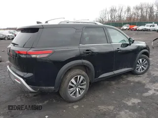 2023 Nissan Pathfinder SL z VIN 5N1DR3CC7PC225860, wystawiony jako IAAI lot #41733202 z przebiegiem 23 118 mil mil oraz . Historia ofert i sprzedaży dostępna na DreamBid. Obrazek 4.