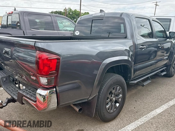 2023 Toyota Tacoma SR5 z VIN 3TMAZ5CN2PM196688, wystawiony jako Copart lot #58993285 z przebiegiem 4331 mil mil oraz Szkody całkowita. Historia ofert i sprzedaży dostępna na DreamBid. Obrazek 4.
