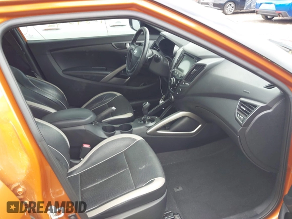 2013 Hyundai Veloster Turbo z VIN KMHTC6AE3DU124744, wystawiony jako IAAI lot #42242242 z przebiegiem 115 757 mil mil oraz . Historia ofert i sprzedaży dostępna na DreamBid. Obrazek 5.