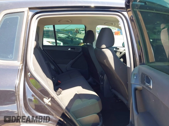 2015 Volkswagen Tiguan SE with VIN WVGAV7AX1FW558855, listed as a IAAI auction lot 42064427 with 58,584 mi miles and . Bid and sale history available at DreamBid. Image 8.