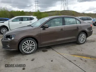 2015 Volkswagen Jetta SE z VIN 3VWD17AJ0FM239520, wystawiony jako Copart lot #56109755 z przebiegiem 56 706 mil mil oraz Nie do naprawy • Non repairable. Historia ofert i sprzedaży dostępna na DreamBid. Obrazek 1.