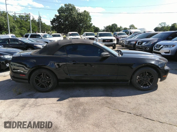 2012 Ford Mustang V6 z VIN 1ZVBP8EM2C5273329, wystawiony jako IAAI lot #42357858 z przebiegiem 168 728 mil mil oraz . Historia ofert i sprzedaży dostępna na DreamBid. Obrazek 13.