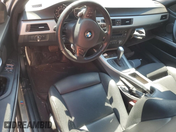 2009 BMW 3 Series 328i z VIN WBAPH73589A174524, wystawiony jako Copart lot #47071035 z przebiegiem Nie podano mil oraz Szkoda całkowita • Salvage title. Historia ofert i sprzedaży dostępna na DreamBid. Obrazek 8.