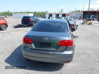 2014 Volkswagen Jetta S z VIN 3VW2K7AJ3EM221290, wystawiony jako IAAI lot #42310867 z przebiegiem 118 062 mil mil oraz . Historia ofert i sprzedaży dostępna na DreamBid. Obrazek 17.