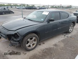 2008 Dodge Charger z VIN 2B3KA43R88H204836, wystawiony jako IAAI lot #42101356 z przebiegiem 289 267 mil mil oraz . Historia ofert i sprzedaży dostępna na DreamBid. Obrazek 2.