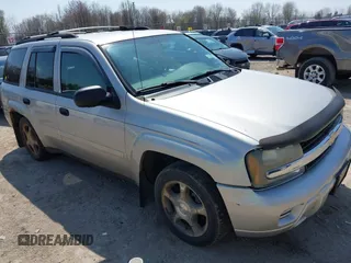 2007 Chevrolet TrailBlazer LS with VIN 1GNDT13S272211105, listed as a IAAI auction lot 42106818 with 200,104 mi miles. Bid and sale history available at carsss.com. Image 1.