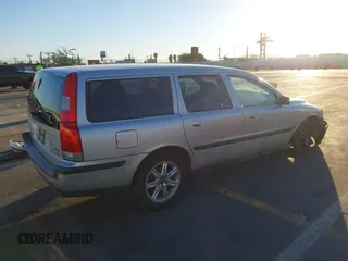2004 Volvo V70 with VIN YV1SW59V642361434, listed as a IAAI auction lot 40801585 with 119,419 mi miles. Bid and sale history available at carsss.com. Image 4.