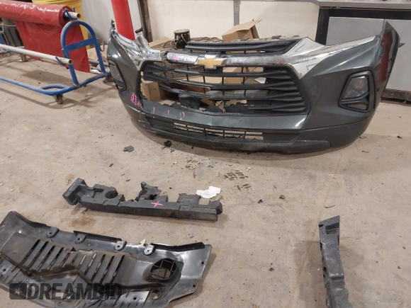 2020 Chevrolet Blazer LT z VIN 3GNKBHRS2LS529797, wystawiony jako IAAI lot #41725280 z przebiegiem 60 047 mil mil oraz . Historia ofert i sprzedaży dostępna na DreamBid. Obrazek 12.