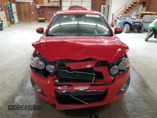 2012 Chevrolet Sonic LT z VIN 1G1JC5SH3C4140111, wystawiony jako Copart lot #57206595 z przebiegiem 126 223 mil mil oraz Szkoda całkowita • Salvage title. Historia ofert i sprzedaży dostępna na DreamBid. Obrazek 5.