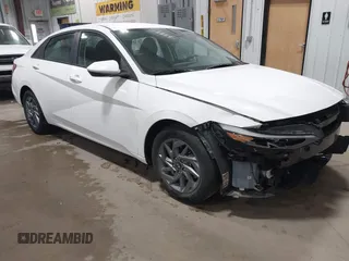 2024 Hyundai Elantra SEL z VIN KMHLM4DG5RU785780, wystawiony jako IAAI lot #42395376 z przebiegiem 25 145 mil mil oraz . Historia ofert i sprzedaży dostępna na DreamBid. Obrazek 1.