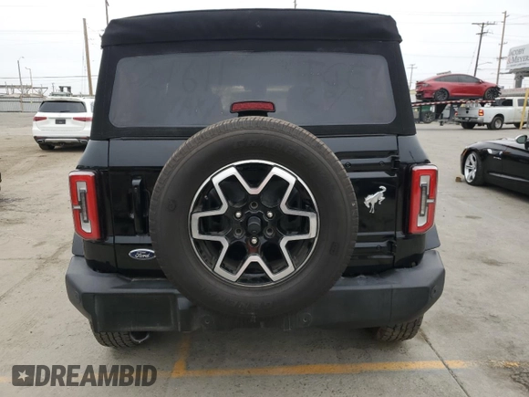 2022 Ford Bronco z VIN 1FMDE5BH2NLB22556, wystawiony jako Copart lot #60717055 z przebiegiem 27 757 mil mil oraz Szkoda całkowita • Salvage title. Historia ofert i sprzedaży dostępna na DreamBid. Obrazek 6.