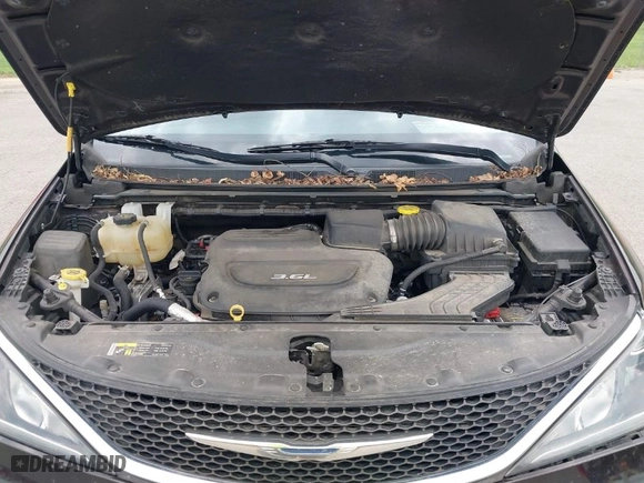 2017 Chrysler Pacifica Touring-L with VIN 2C4RC1BG6HR559293, listed as a IAAI auction lot 39997276 with NaN miles. Bid and sale history available at carsss.com. Image 10.