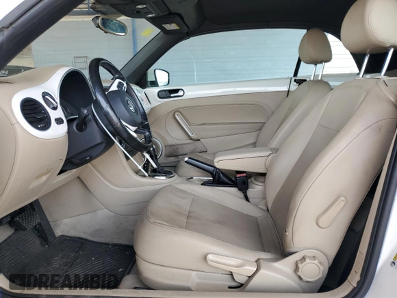 2013 Volkswagen Beetle 2.5L w/Sound/Nav z VIN 3VW5P7AT7DM811992, wystawiony jako Copart lot #59526355 z przebiegiem 102 542 mil mil oraz Szkoda całkowita • Salvage title. Historia ofert i sprzedaży dostępna na DreamBid. Obrazek 7.