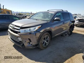 2019 Toyota Highlander LE z VIN 5TDZZRFH6KS333737, wystawiony jako Copart lot #53545225 z przebiegiem 99 941 mil mil oraz Szkoda całkowita • Salvage title. Historia ofert i sprzedaży dostępna na DreamBid. Obrazek 1.